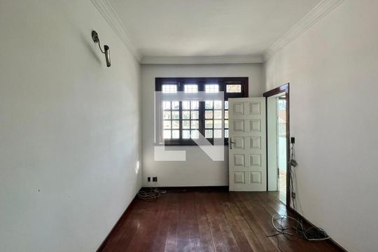 Sala de casa à venda com 3 quartos, 242m² em Carlos Prates, Belo Horizonte