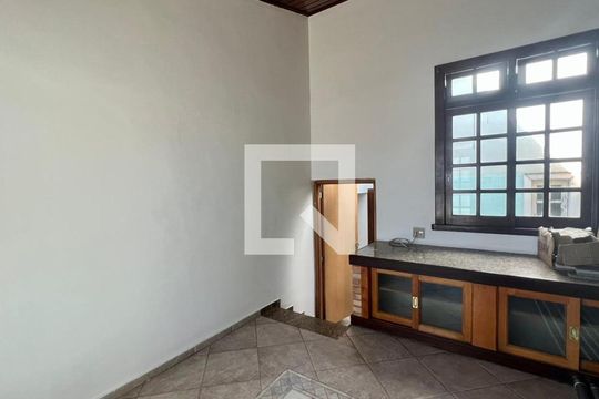 Sala de casa à venda com 3 quartos, 242m² em Carlos Prates, Belo Horizonte