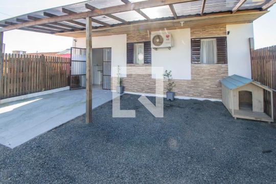Fachada de casa à venda com 2 quartos, 48m² em Guajuviras, Canoas