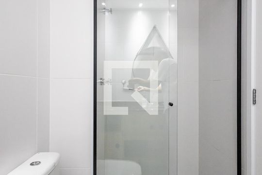 Banheiro de apartamento para alugar com 1 quarto, 28m² em Pinheiros, São Paulo