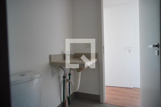 Banheiro suíte de apartamento à venda com 2 quartos, 60m² em Jardim Lindóia, Porto Alegre