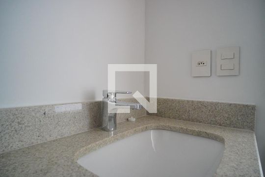 Banheiro suíte de apartamento à venda com 2 quartos, 60m² em Jardim Lindóia, Porto Alegre