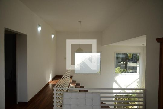 Escritório de casa de condomínio para alugar com 3 quartos, 250m² em Moinho Velho, Cotia