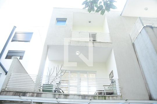 Fundos de casa de condomínio para alugar com 3 quartos, 250m² em Moinho Velho, Cotia