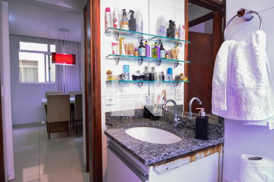 Banheiro de apartamento à venda com 2 quartos, 50m² em Jardim America, Belo Horizonte