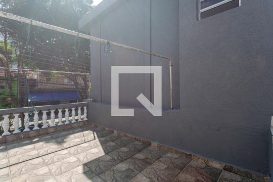 Sacada de casa à venda com 3 quartos, 175m² em Vila Liviero, São Paulo