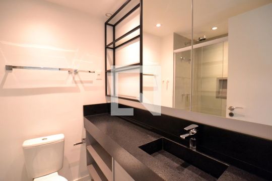 Banheiro de kitnet/studio para alugar com 1 quarto, 28m² em Partenon, Porto Alegre