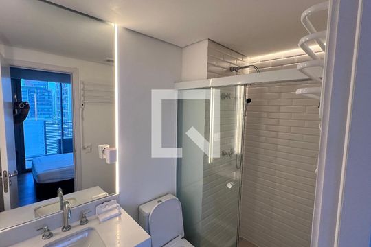 Banheiro  de kitnet/studio para alugar com 1 quarto, 30m² em Pinheiros, São Paulo