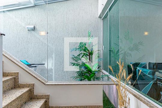 Escada Dormitórios de casa à venda com 4 quartos, 254m² em Vila Pinheirinho, Santo André