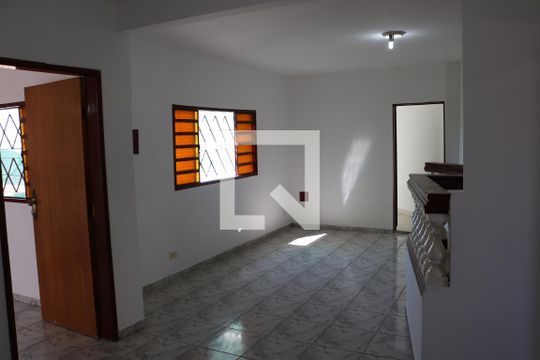 Escada e Hall dos Quartos de casa à venda com 4 quartos, 200m² em Vila Abajá, Goiânia