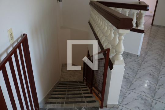 Escada e Hall dos Quartos de casa à venda com 4 quartos, 200m² em Vila Abajá, Goiânia