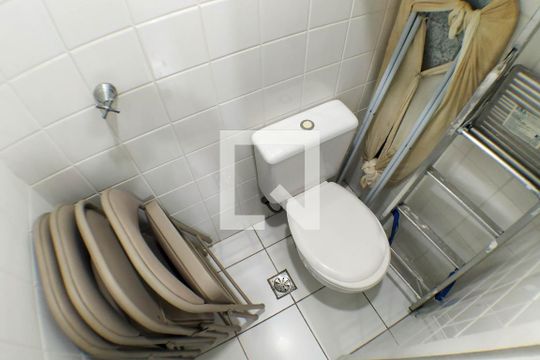 Banheiro de Serviço de apartamento para alugar com 2 quartos, 85m² em Icaraí, Niterói