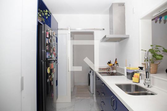 Cozinha de apartamento à venda com 3 quartos, 74m² em Independência, Porto Alegre