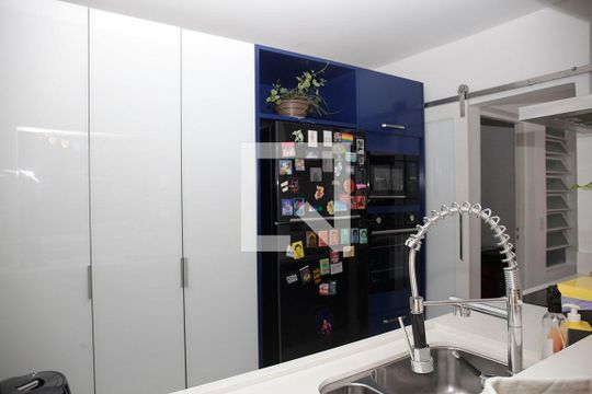 Cozinha de apartamento à venda com 3 quartos, 74m² em Independência, Porto Alegre