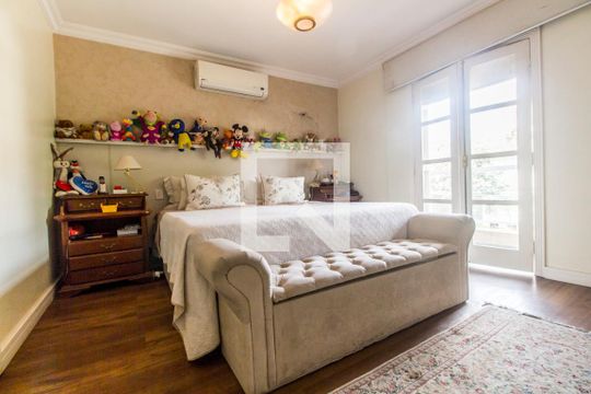 Suíte master de casa à venda com 7 quartos, 645m² em Alphaville, Santana de Parnaíba