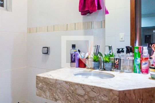 Banheiro de apartamento à venda com 4 quartos, 200m² em Ana Lúcia, Belo Horizonte