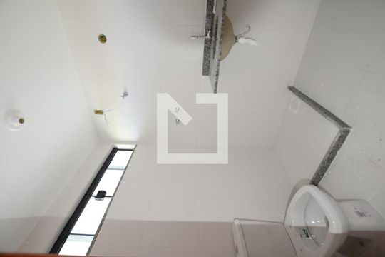 Banheiro da Suíte de casa de condomínio para alugar com 2 quartos, 70m² em Bento Ribeiro, Rio de Janeiro