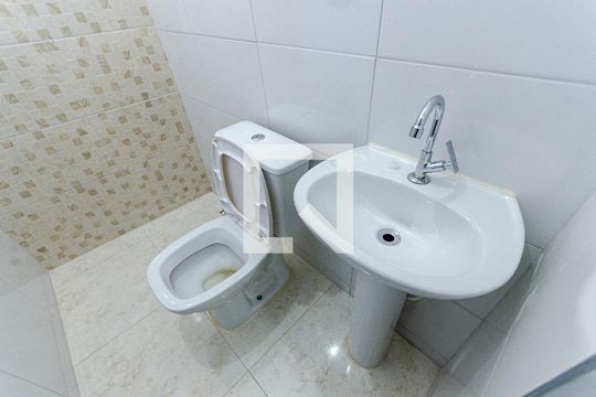 Banheiro de casa para alugar com 1 quarto, 30m² em Chácara Inglesa, São Paulo