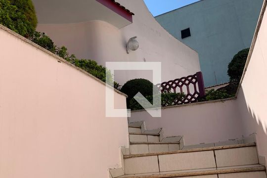 Escada Entrada de casa para alugar com 3 quartos, 492m² em Vila Progresso, Guarulhos