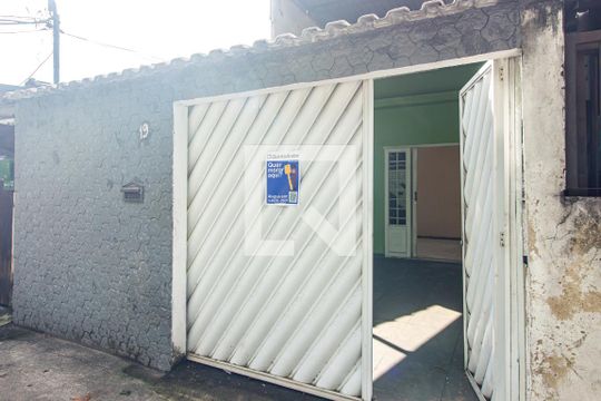 Fachada de casa para alugar com 2 quartos, 75m² em Campo Grande, Rio de Janeiro