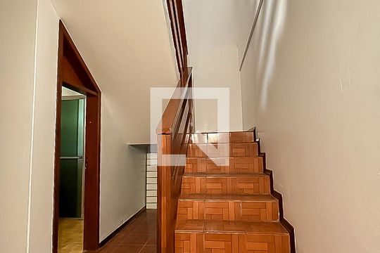 Escada de casa para alugar com 5 quartos, 168m² em Centro, Novo Hamburgo