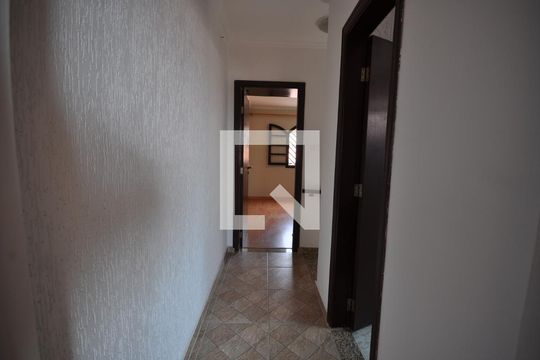 Corredor de casa para alugar com 3 quartos, 113m² em Parque Vitória, São Paulo