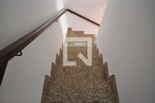 Escada de casa para alugar com 3 quartos, 113m² em Parque Vitória, São Paulo