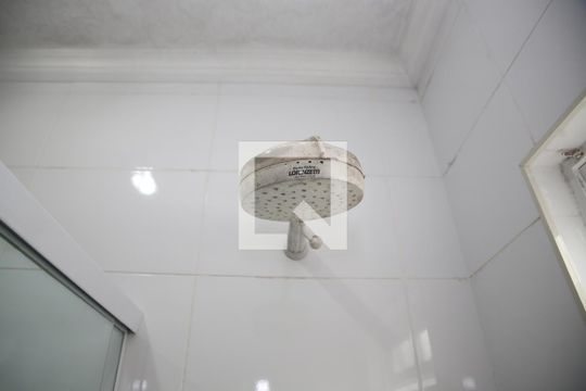 Banheiro social de casa para alugar com 2 quartos, 78m² em Maracanã, Praia Grande