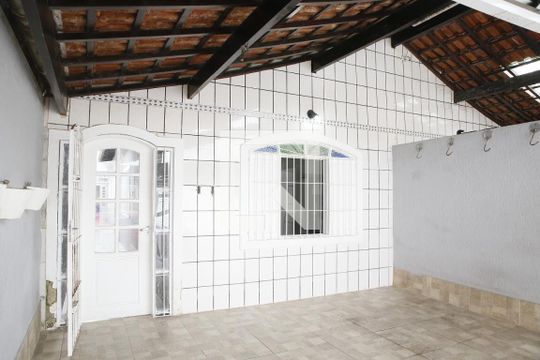 Garagem de casa para alugar com 2 quartos, 78m² em Maracanã, Praia Grande