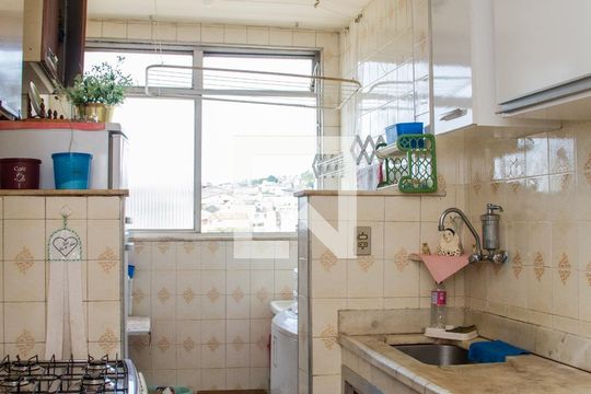 Cozinha de apartamento para alugar com 2 quartos, 58m² em Cascadura, Rio de Janeiro