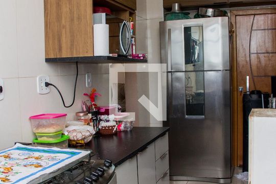 Cozinha de apartamento para alugar com 2 quartos, 58m² em Cascadura, Rio de Janeiro