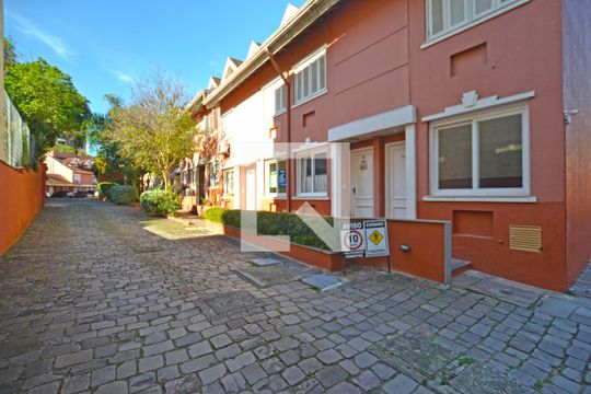 Fachada de casa de condomínio para alugar com 3 quartos, 117m² em Teresópolis, Porto Alegre