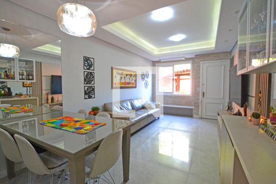 Sala de casa de condomínio para alugar com 3 quartos, 117m² em Teresópolis, Porto Alegre