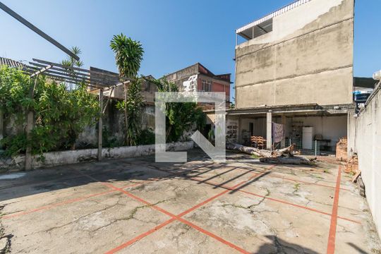 Quintal de casa à venda com 7 quartos, 162m² em Brás de Pina, Rio de Janeiro