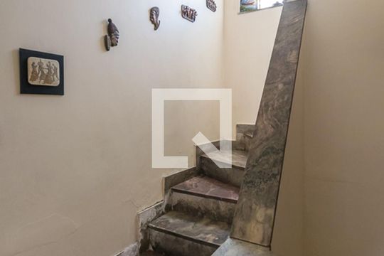Sala - Acesso ao 2º andar de casa à venda com 7 quartos, 162m² em Brás de Pina, Rio de Janeiro