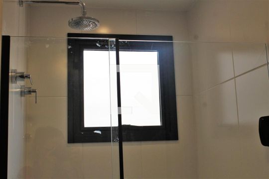Banheiro de kitnet/studio para alugar com 1 quarto, 24m² em Perdizes, São Paulo