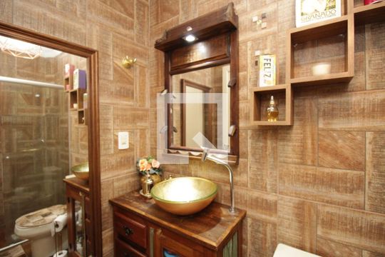 Detalhe do banheiro de casa de condomínio à venda com 2 quartos, 118m² em Niterói, Canoas