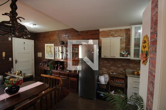Sala de casa de condomínio à venda com 2 quartos, 118m² em Niterói, Canoas