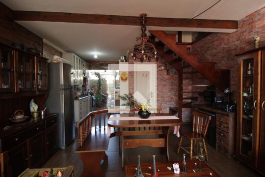 Sala de casa de condomínio à venda com 2 quartos, 118m² em Niterói, Canoas