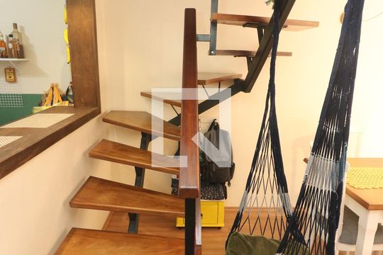 Escada de casa de condomínio à venda com 3 quartos, 115m² em Medianeira, Porto Alegre