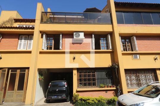 Fachada de casa de condomínio à venda com 3 quartos, 115m² em Medianeira, Porto Alegre
