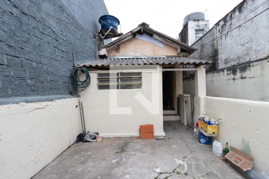 Quintal de casa para alugar com 2 quartos, 150m² em Vila Nilo, São Paulo