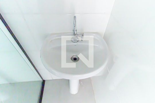 Banheiro de kitnet/studio para alugar com 1 quarto, 26m² em Quarta Parada, São Paulo