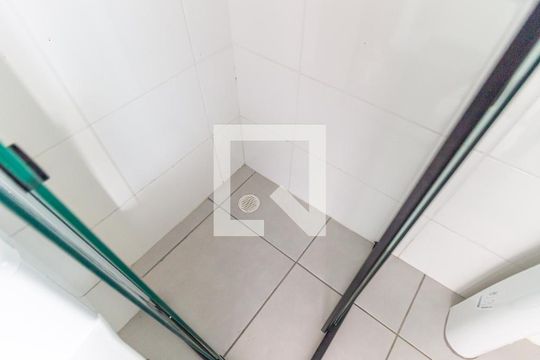 Banheiro de kitnet/studio para alugar com 1 quarto, 26m² em Quarta Parada, São Paulo