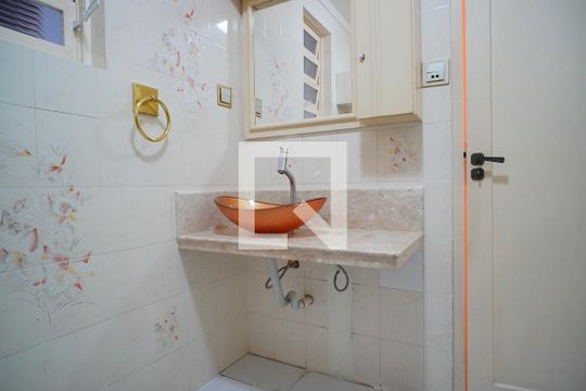 Banheiro de apartamento à venda com 3 quartos, 99m² em Floresta, Porto Alegre
