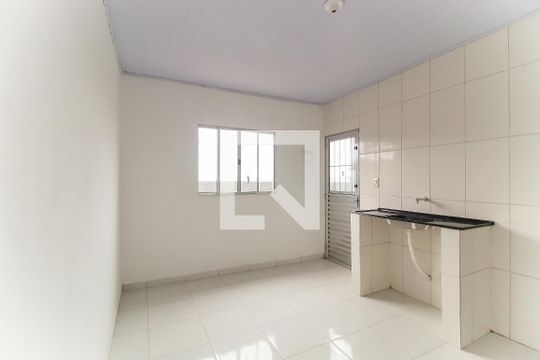 Cozinha de apartamento para alugar com 1 quarto, 35m² em Jardim Europa, Itaquaquecetuba