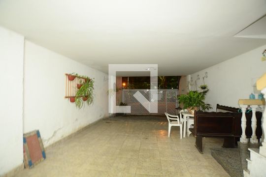 Garagem de casa à venda com 4 quartos, 220m² em Vila Valqueire, Rio de Janeiro