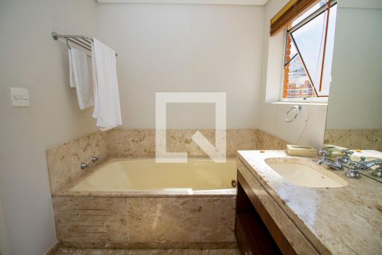 Banheiro da Suíte de apartamento para alugar com 2 quartos, 117m² em Jardim Paulista, São Paulo