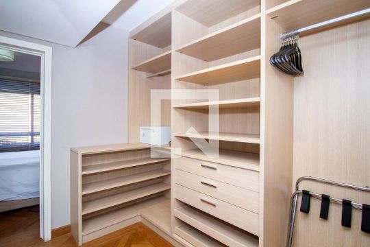 Closet da Suíte de apartamento para alugar com 2 quartos, 117m² em Jardim Paulista, São Paulo