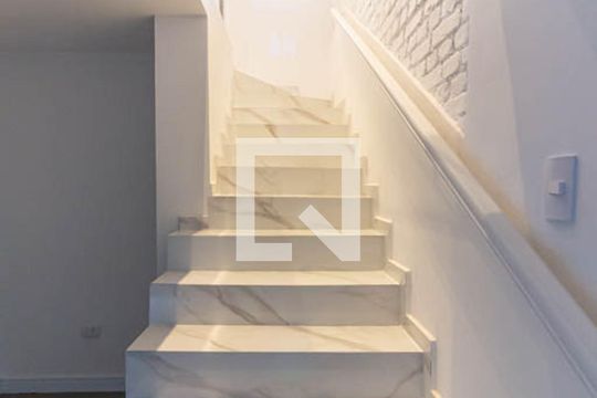 Escada de casa à venda com 3 quartos, 241m² em Morro dos Ingleses, São Paulo